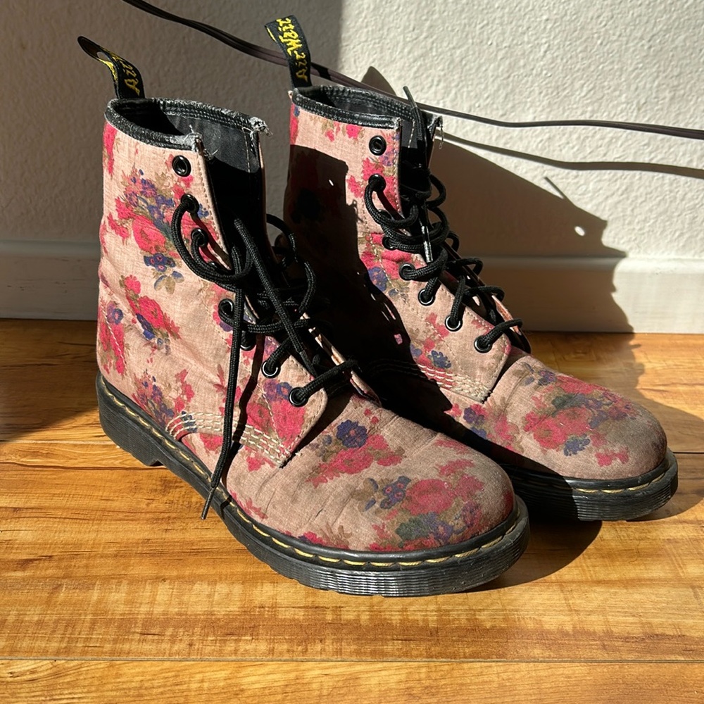 Dr. Martens Women’s Castel Floral Print Canvas Combat Boots Size 9